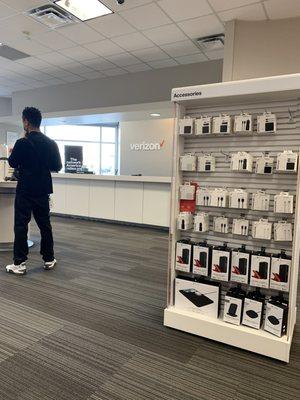 Verizon kentwood location near woodland mall is very poor