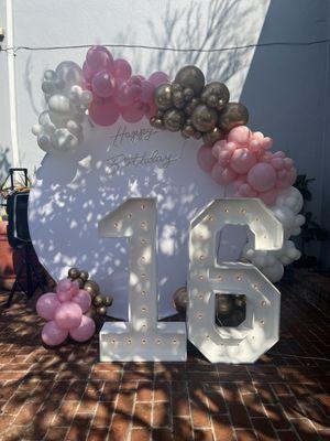 Sweet 16 marque number with balloon garland