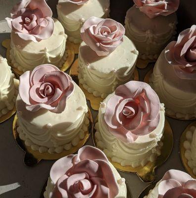 Baroque mini cakes with gum paste roses