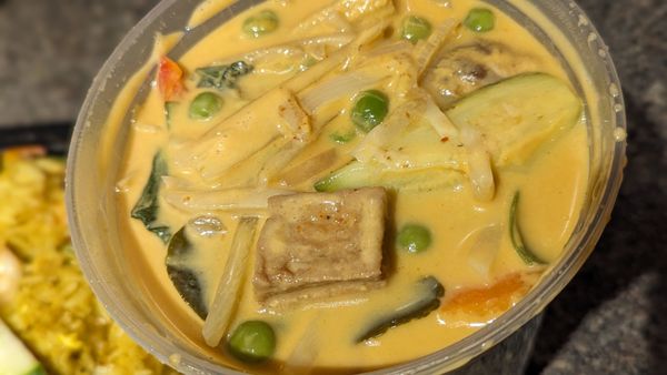 Red curry with fried tofu (good)