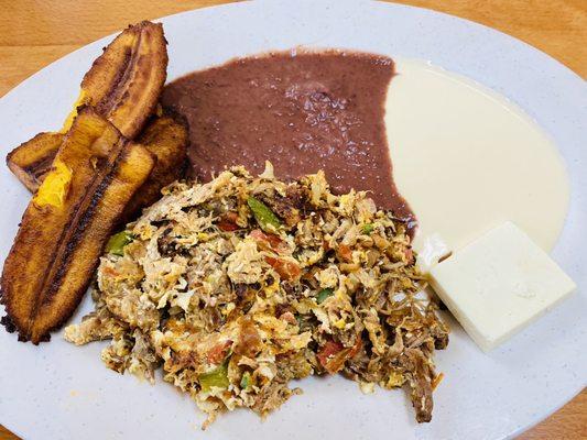 Carne Desabrado (como desayuno): Plátano fritos, frijoles, cream, queso.