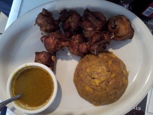 Mofongo con chicharon de pollo