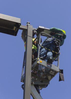 Verde replacing a metal halide parking lot light to LED pole head.