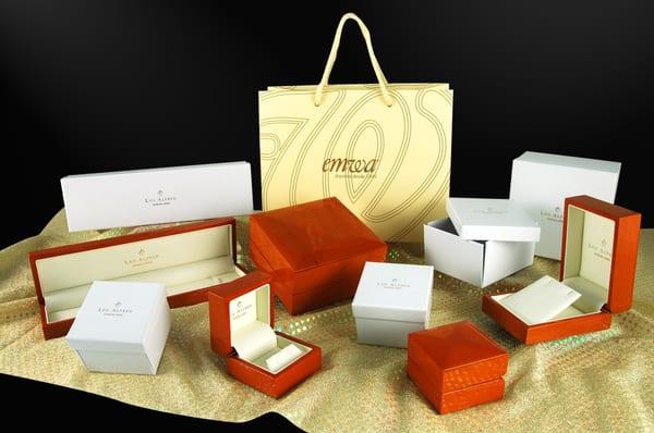 MaxPack is your supplier of custom jewelry boxes and European shopping bags with finishing touches such as tissue and ribbon.