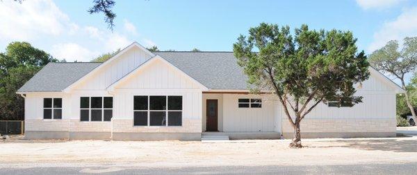 Beautiful, open concept 3/2.5 custom home in Wimberley