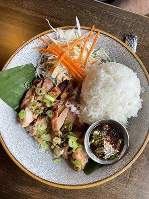 Khao gai yang (grilled chicken with vegetables and jeaw sauce)