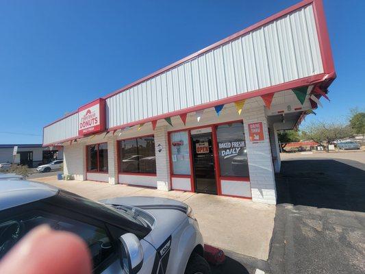 Front of Alvernon Donuts