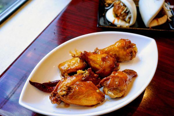 Umi Wings: deep fried wings tossed with vinegar & house mustard sauce and dried red chili peppers ($12).