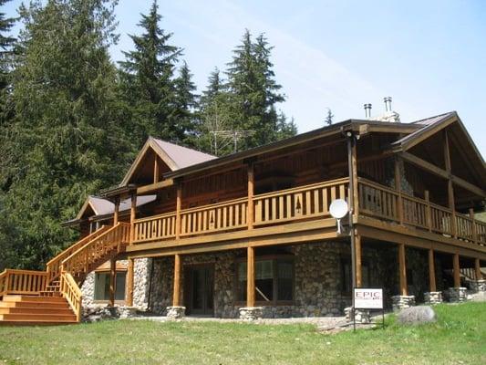 We specialize in Log Home finishes