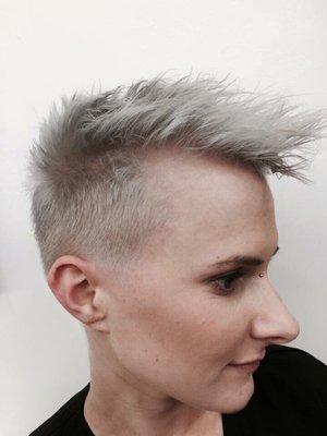 Short & silver platinum make this cut sassy!!