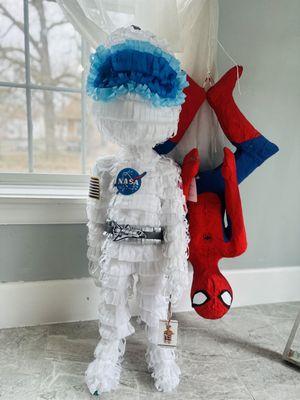 Piñata de nasa astronauta y Spider-Man