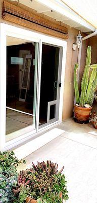 Custom cat & dog door for patio slider  Ventana corredora con puerta de perros y gatos