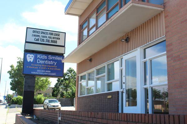 Kids Smiles Dentistry outside entrance and sign