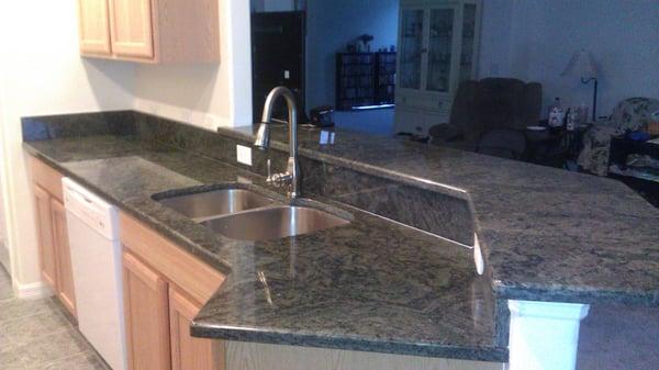 San Francisco Green, Kitchen counter with 40/60 Stainless Steel sink and a Seemless Bartop