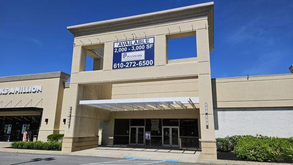 Shoppes entry, former mall entry.