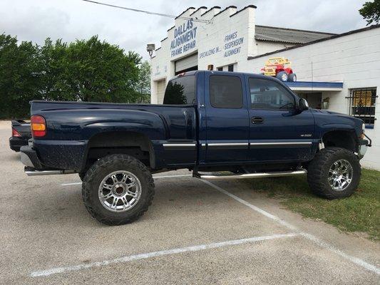 Lift kit 6 inch suspension and 3 inch body to run 37 tires