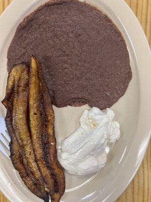 Platano con crema y frijoles