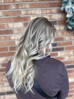 Blonde highlights so dimensional!