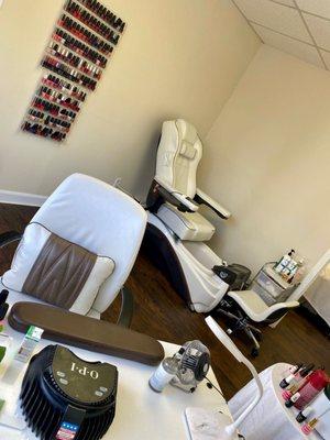 Modern & comfortable pedicure: manicure area