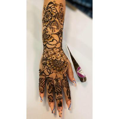 Freehand henna design on miss @_ashleyramos