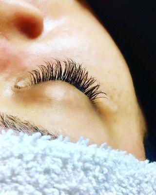 Semi permanent eyelash extensions