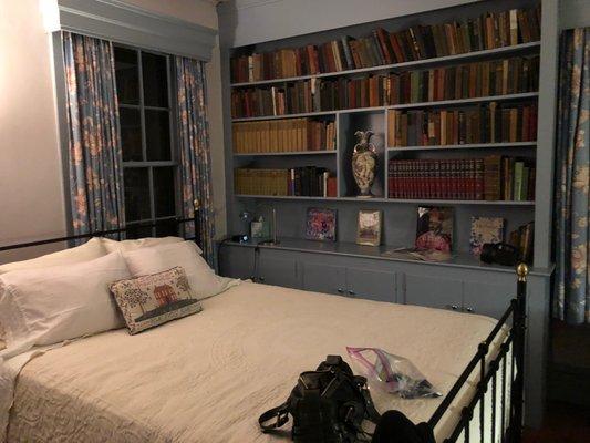 library guest room