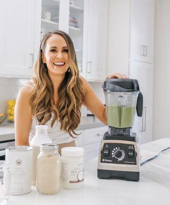 Alex making a healthy green smoothie