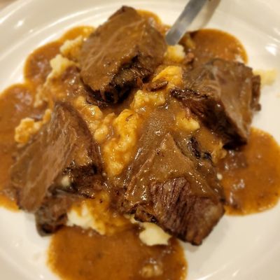 Braised Short Ribs w Mashed Potatoes