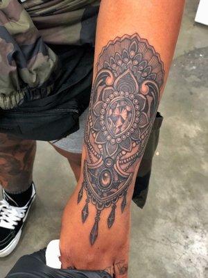 Ornamental wristlet tattoo