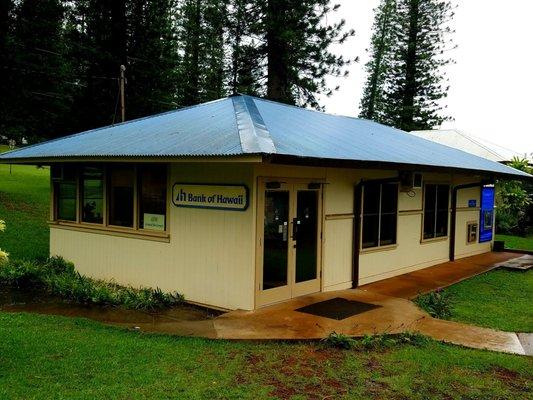 Bank of Hawaii (Lanai Branch). Only get 2 banks on this island!