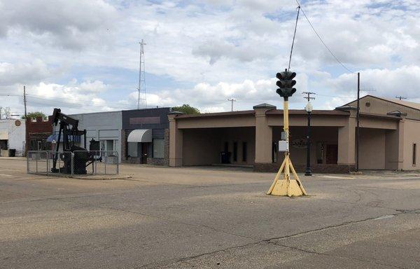 The one traffic light stands in the middle of the intersection like traffic lights did in the early days of the automobile