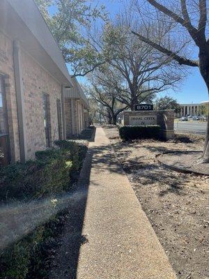 Entrance to the clinic can be accessed from parking lots to the left and right side of this building