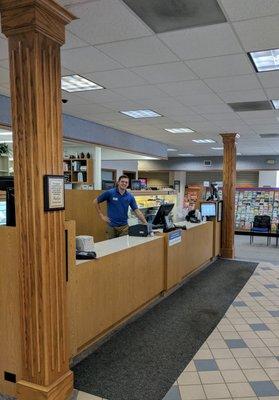 Full counter to serve three customers at one time.