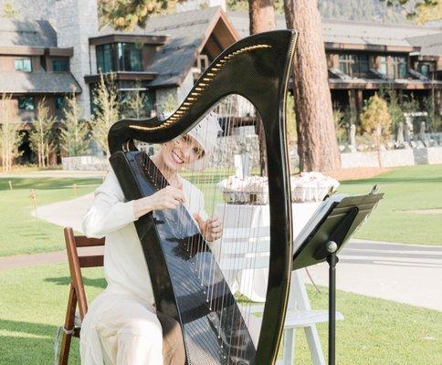 Anne Roos performing at The Edgewood Golf Club (photo credit: