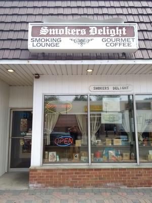 Smoker's Delight exterior on Stuyvesant Ave, in Union.