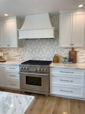 Deep , strong drawers make for excellent pot/pan storage flanking the stove.