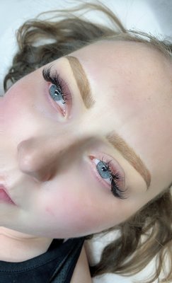 Hybrid Ombre powder Brows with light strokes in the front