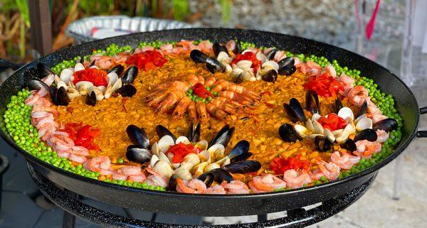 2022-09-10 Seafood paella and Meat Lover for 60 people