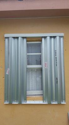 Metal window accordion hurricane shutters