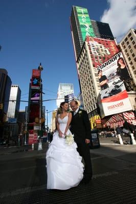 Wedding Couple at Times Square by EuroPerfection Studios