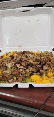 Suppose to be lamb gyro platter no onions with white sauce and BBQ as u can see there are lots of onions and no sauces at all.