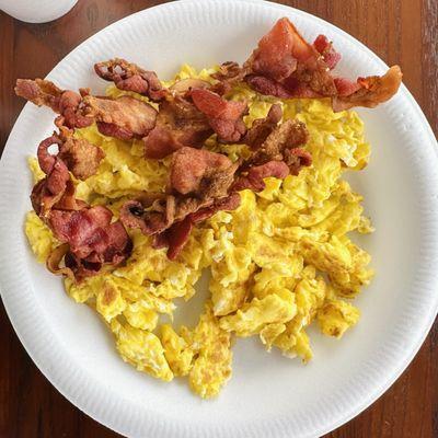 Huevos revueltos y tocino