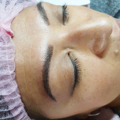 Microblading brows for a natural look