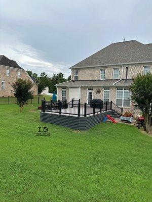 Composite deck with modern horizontal skirting