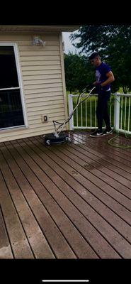 Going over the deck with the Surface cleaner to properly cover the whole platform with the cleaner to remove all the dirty marks