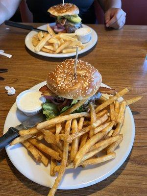 Avocado burger with seasoned fries