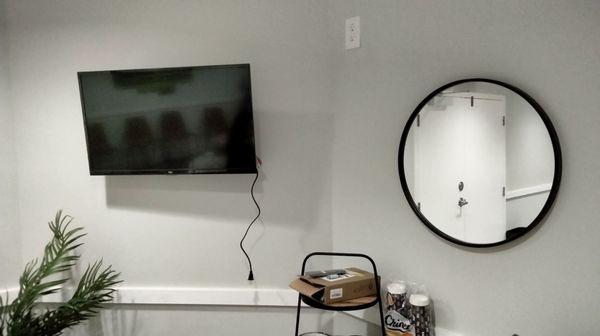 TV&mirror hanging