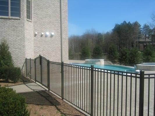 BR-20 Aluminum Fence Bronze w/ BeFree Posts