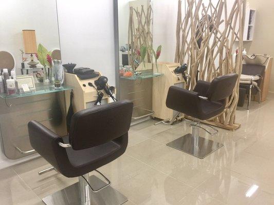 A very charming n cozy hair studio located north of Dadeland.