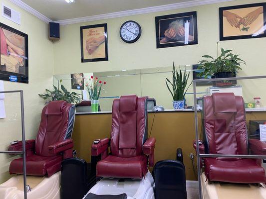 Professional pedicure stations with your comfort in mind.